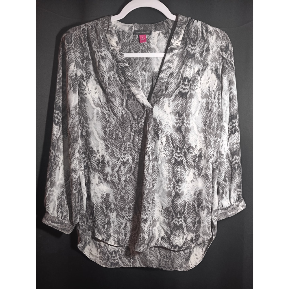Vince Camuto Women’s Small Python Print V‑Neck Pullover Blouse 3/4 Sleeve Top - Picture 1 of 3